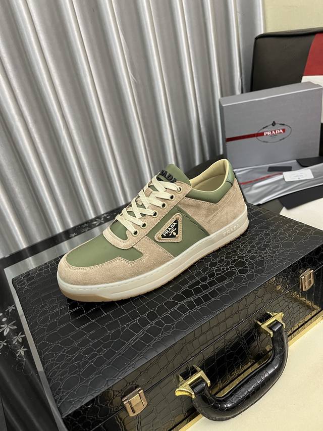 出厂价Pp： Prad*普拉达2025春夏新品男士高端运动鞋，这款运动鞋休闲百搭，选用进口牛皮打造，进口羊皮内里，轻质发泡大底，脚感非常舒适，运用柔和简洁的线条