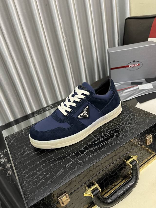 出厂价Pp： Prad*普拉达2025春夏新品男士高端运动鞋，这款运动鞋休闲百搭，选用进口牛皮打造，进口羊皮内里，轻质发泡大底，脚感非常舒适，运用柔和简洁的线条