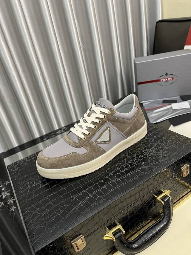 出厂价Pp： Prad*普拉达2025春夏新品男士高端运动鞋，这款运动鞋休闲百搭，选用进口牛皮打造，进口羊皮内里，轻质发泡大底，脚感非常舒适，运用柔和简洁的线条