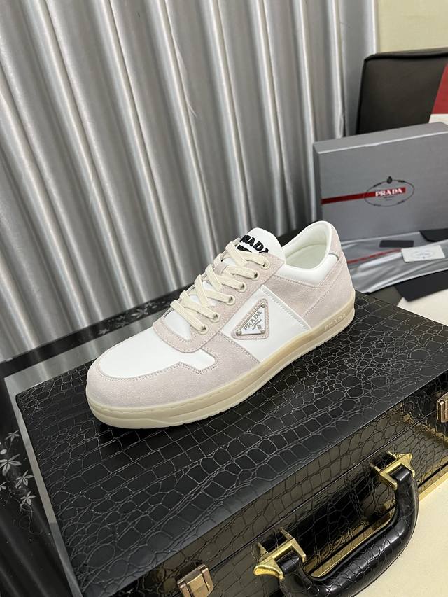 出厂价Pp： Prad*普拉达2025春夏新品男士高端运动鞋，这款运动鞋休闲百搭，选用进口牛皮打造，进口羊皮内里，轻质发泡大底，脚感非常舒适，运用柔和简洁的线条