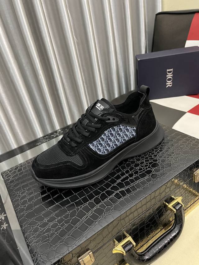 出厂价Pp： Dior 迪奥新款男士真皮休闲鞋，市面最高版本 、欢迎任意对比！原版皮料质感极佳，超上档次！意大利进口胎羊网内里，可拆式垫！奢华用料、精细做工，极