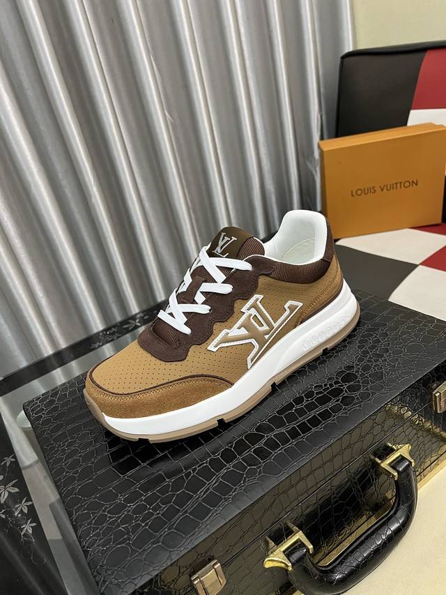 出厂价Pp： Lv 路易威登。最新潮鞋休闲鞋实体店爆款。新品春夏季舒适进口定制原版牛皮，独特提花面料元素设计。搭配羊皮内里，Lv原版底， 高端包装高品质细节决定