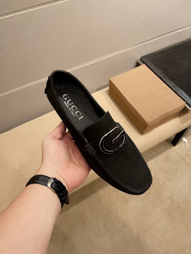 品牌古奇，英文名Gucci，官方旗舰店商务休闲豆豆鞋，巴黎时装周走秀款，惊世骇俗，古奇不一样的感觉，自然不失高雅，[爱情] 鞋面采用头层进口意大利磨皮牛皮，舒适