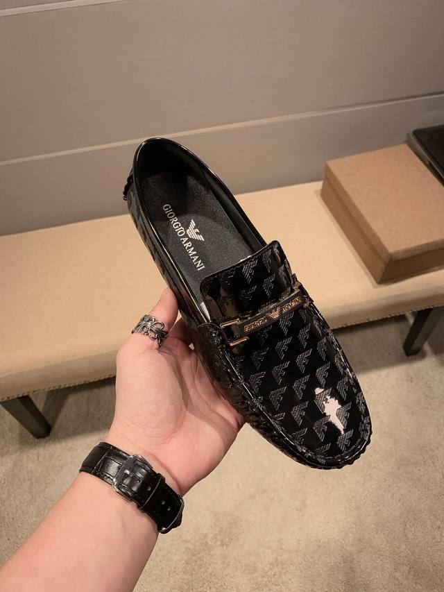 阿玛尼官方旗舰店商务休闲豆豆鞋，鞋面头层进口牛漆皮，头层内里牛里舒适透气，原版进口耐磨橡胶底， 男士心备佳品，采用精湛工艺。鞋面刺绣尽显品牌精美奢华，适合四季衣