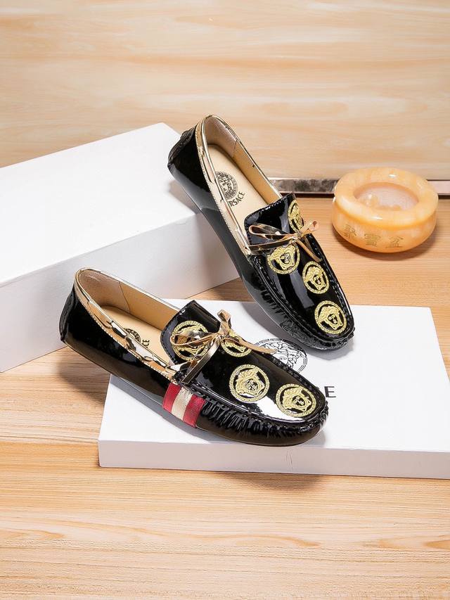 范思哲官方旗舰店正品，鞋面头层进口牛漆皮+刺绣，头层内里牛里舒适透气，原版进口耐磨橡胶底， 男士心备佳品，采用精湛工艺。鞋面刺绣尽显品牌精美奢华，适合四季衣橱，