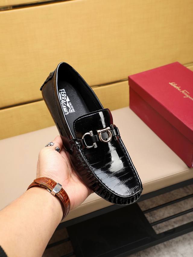 实价 ，品牌菲拉格慕，官方原版高端豆豆鞋～四季潮鞋 专柜品质，菲拉格慕1:1优质做工，鞋面:进口牛皮原单，舒适透气牛里，时尚懒人商务风设计，休闲乐福款，跑步鞋青