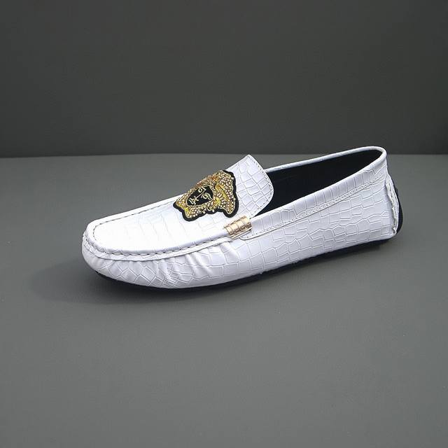 范思哲官方旗舰店正品，鞋面头层进口牛皮，，头层内里牛里舒适透气，原版进口耐磨橡胶底， 男士心备佳品，采用精湛工艺。鞋面刺绣尽显品牌精美奢华，适合四季衣橱，无论是