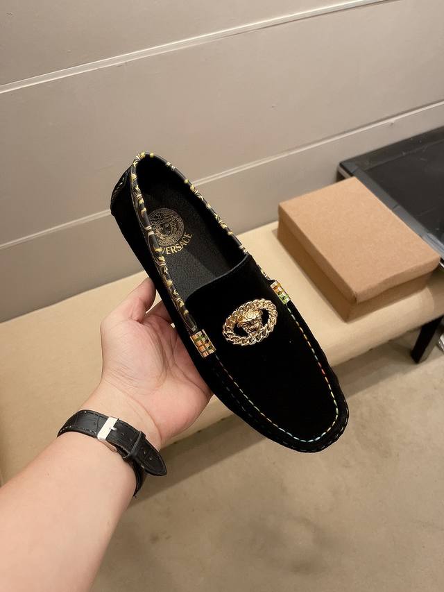 实价 ，品牌范思哲，最高版本，官网新款，鞋面进口意大利头层磨砂牛皮，头层牛皮内里，原版进口耐磨橡胶底，精致优雅男士心备佳品，穿着舒适。精致简单鞋面刺绣尽显品牌低