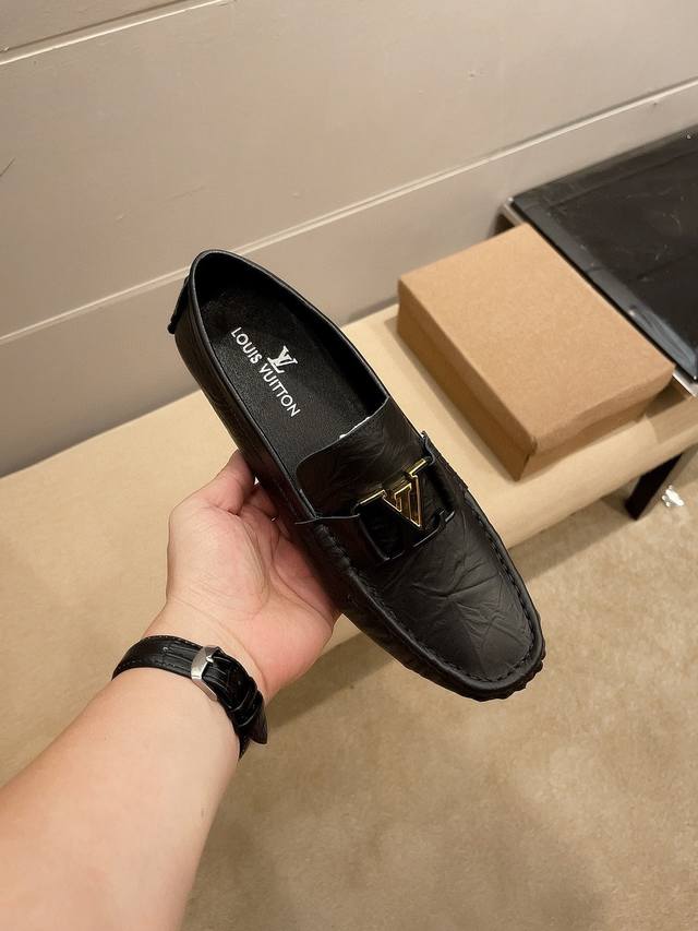实价 Lv 官方旗舰店高品质商务休闲精品男鞋。明星同款，原单。鞋面采用进口原版牛皮，舒适透气牛里，法国殿堂级尊贵款售价25880瑞士法郎，法国巴黎时装周走秀款