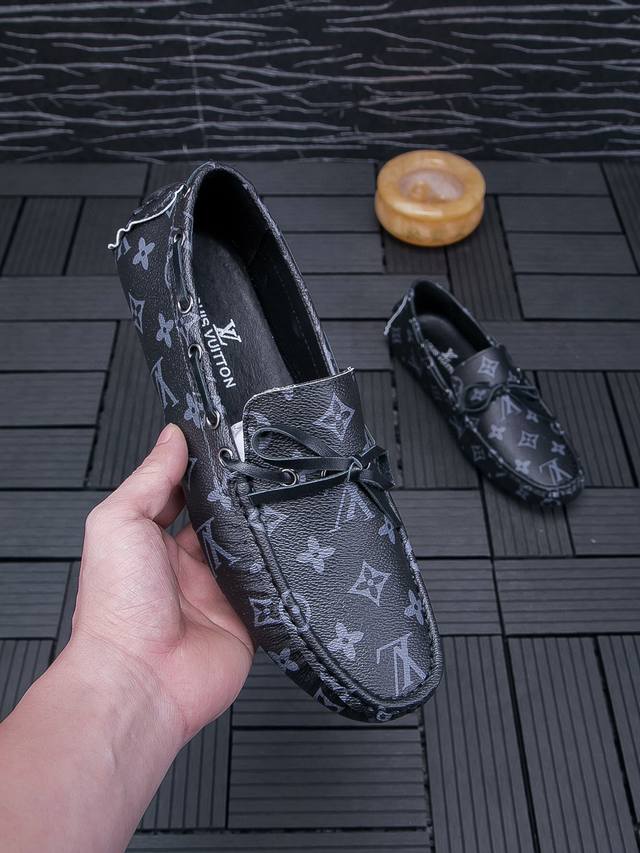 2026春夏官方新款商务休闲高端豆豆鞋 牛里 Louis Vuitton顶级爆款，专柜爆款，男士的最爱 鞋面采用意大利进口原版专用皮，全进口头层牛皮里，鞋底原厂