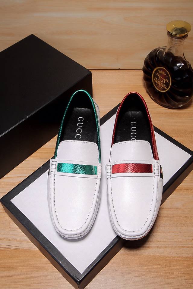 实价 ，品牌古奇，古奇官方旗舰店高端潮流鸳鸯戏水高端商务休闲豆豆鞋，鸳鸯戏水成双成对，在水面上相亲相爱，悠闲自得，风韵迷人...它们时而跃入水中，时而引颈击水，