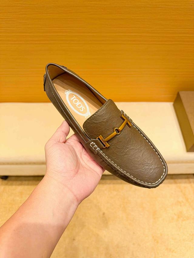 牛里真材实料，托德斯Tod‘S官方旗舰店新款+爆款，这几年，Tod’S总是惊世骇俗...风靡全球 羊皮里 官方新版，鞋面采用意大利头层牛皮，极尽奢华，男士的最爱