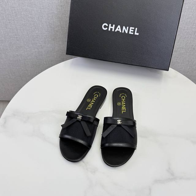 26Ss新款Chanel香奈儿小香网纱蝴蝶结一字凉拖鞋 DDD 经典蝴蝶结搭配网纱设计，把在逃公主的氛围感拉满！简约一字带糅合通透网纱，蝴蝶结缀饰精致又灵动，上