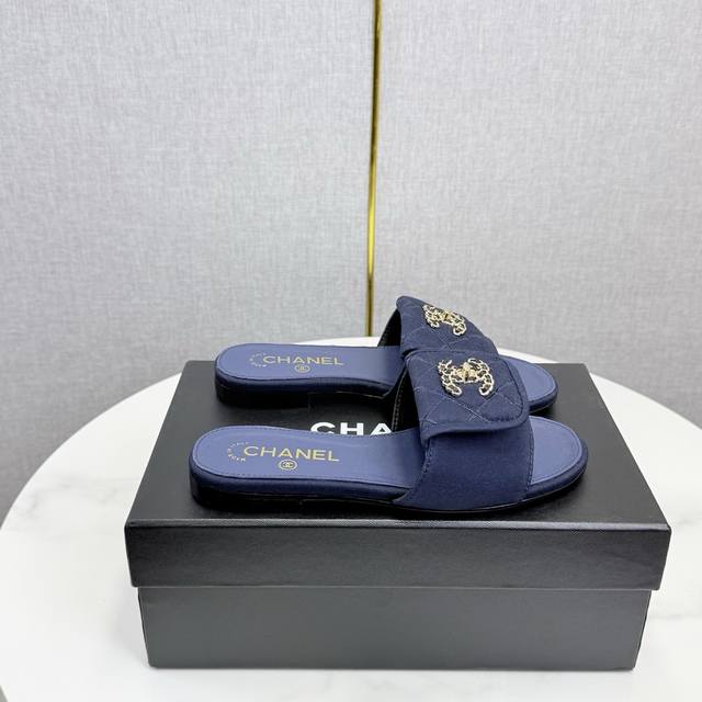 Chanel 26C新款双C拖鞋！ DDD 这一季的蜜儿拖上脚太好看了 DDD 上脚巨显细长 灰常滴高级！ DDD 鞋面羊皮 内里羊皮 真皮大底 DDD 平底