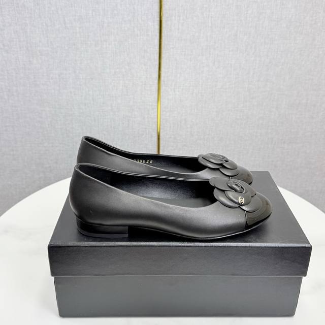 2025小香 本季秋冬季必备单品！！ DDD 香奈儿秋冬重工爆款山茶花单鞋 DDD 小红书力推款，怎么搭配都好看，时髦精必备，香奈儿女士钟爱简约又难以抗拒系搭配