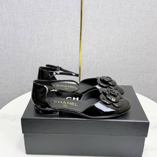 2025小香 本季秋冬季必备单品！！ DDD 香奈儿秋冬重工爆款山茶花凉鞋 DDD 小红书力推款，怎么搭配都好看，时髦精必备，香奈儿女士钟爱简约又难以抗拒系搭配