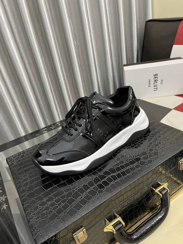 出厂价Pp： Berlut* 布鲁提 男士一脚蹬高端休闲鞋，官方最新发布走秀新款 进口牛反绒材质 内里进口小牛皮 纯橡胶轻底 轻便舒适 。Berlut* 徽章和