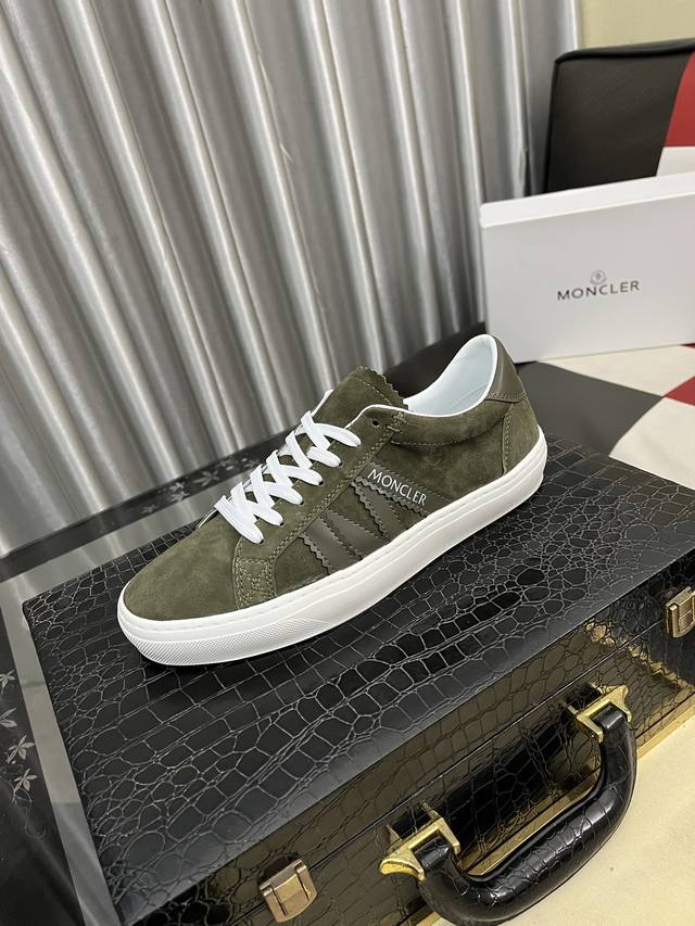 出厂价Pp： Moncle * 蒙口男士休闲板鞋，进口飞织搭配滴胶，柔韧性能好，抗皱性强 经久耐穿，小块黑白红三色点缀 鞋舌附带橡胶Logo徽章 简单随意，内里