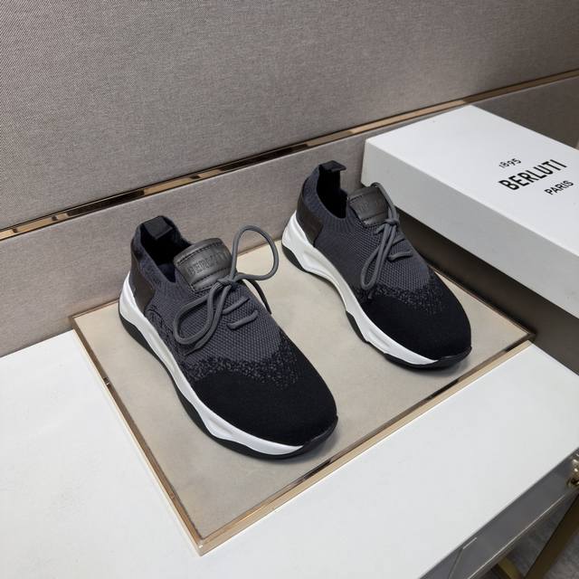 出厂价Pp Dg～ 男士休闲鞋 2026Z柜同步发售 码数:38-44 # 1个颜色鞋面选用多材质拼接网布内里，舒适透气，鞋底：原版舒适耐磨大底，实物拍摄实物更