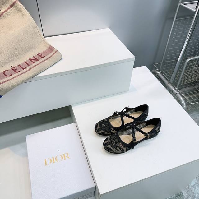 高品质出厂 ！顶级品质！Dior迪奥2026春夏走秀款交叉扣带平底玛丽珍圆头单鞋 DDD 原版购入开发 ！完美还原这款鞋的楦形细节 DDD 看细节实拍认品质，小