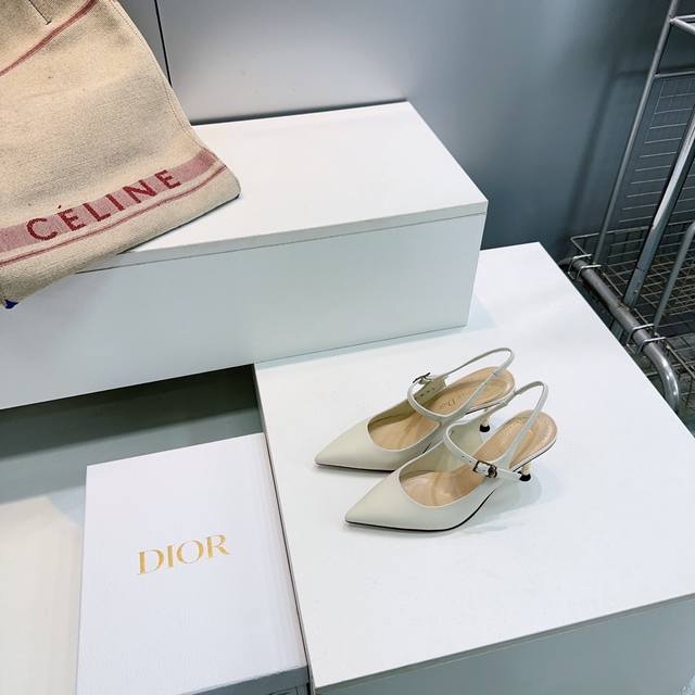 高品质出厂 ！顶级品质！Dior迪奥2026春夏走秀款一字扣带尖头高跟后空凉鞋！ DDD 原版购入开发 ！完美还原这款鞋的楦形细节 DDD 鞋面进口小牛皮 软漆