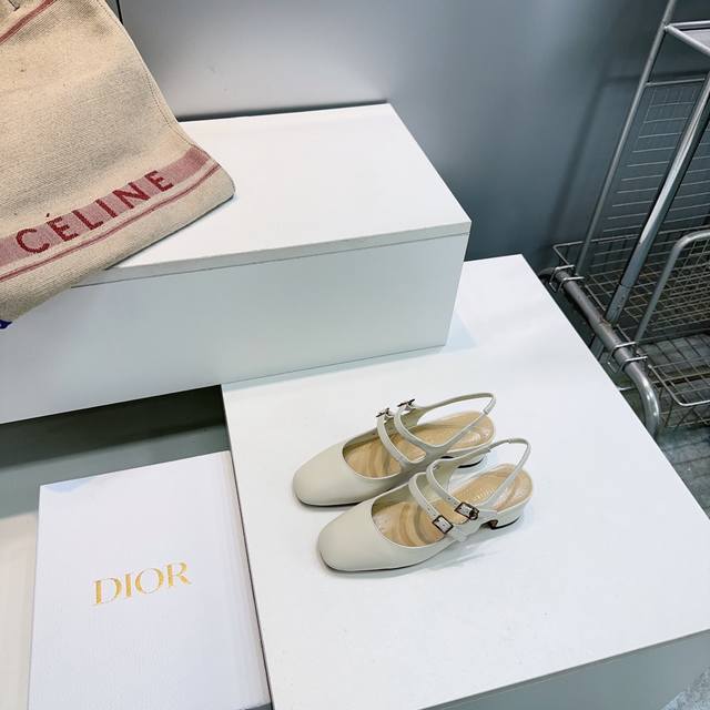高品质出厂 ！顶级品质！Dior迪奥2026春夏走秀款一字扣带粗跟玛丽珍圆头后空凉鞋！ DDD 原版购入开发 ！完美还原这款鞋的楦形细节 DDD 鞋面进口小牛皮