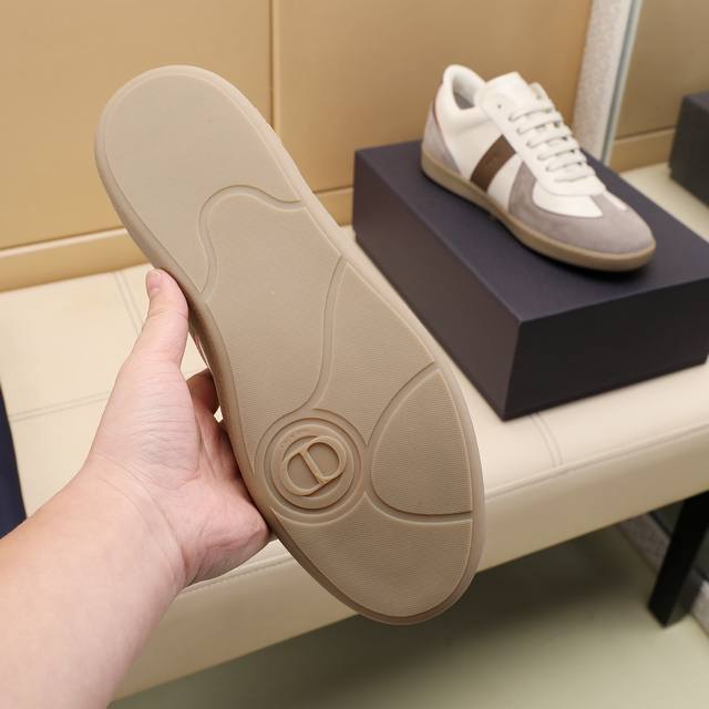 调工厂P价 男装男鞋 运动原单这款 B01 Matchpoint 运动鞋标志着 Dior 经典款式的回归，以时尚优雅的廓形重新诠释。采用灰色和白色光滑牛皮革精心