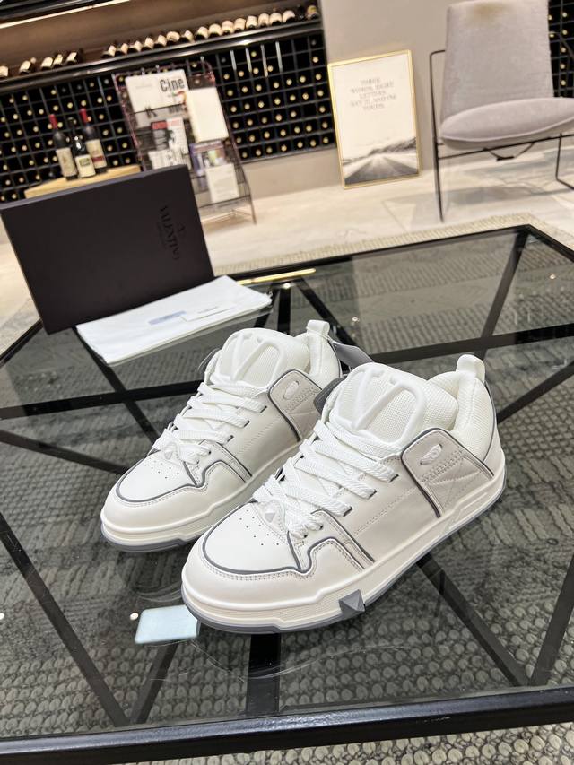 顶级代购 华 运动鞋新品经反复试验终打造出完美版本，经典的高超拼接工艺技术瞬间成为高富帅，意大利进口原版牛皮面料，透气舒适网布内里 鞋底：原厂特供原版底超级舒适