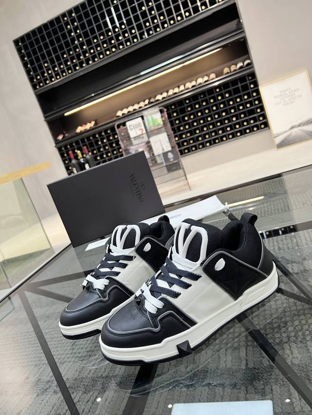 顶级代购 华 炸街男神运动鞋新品经反复试验终打造出完美版本，经典的高超拼接工艺技术瞬间成为高富帅，意大利进口原版牛皮面料，透气舒适网布内里 鞋底：原厂特供原版底
