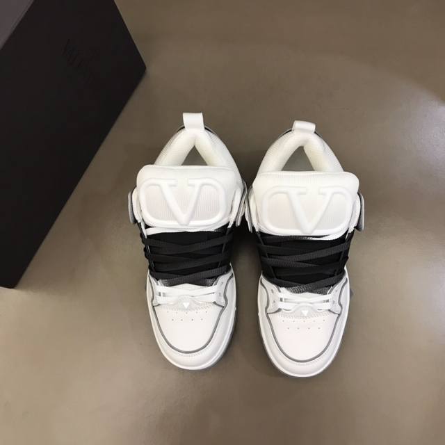 Valntin* 小牛皮和织物运动鞋.加衬织物鞋舌，Vlogo Signature橡胶细节.撞色鞋面.鞋底侧面超大铆钉.橡胶鞋底Vlogo Signature图