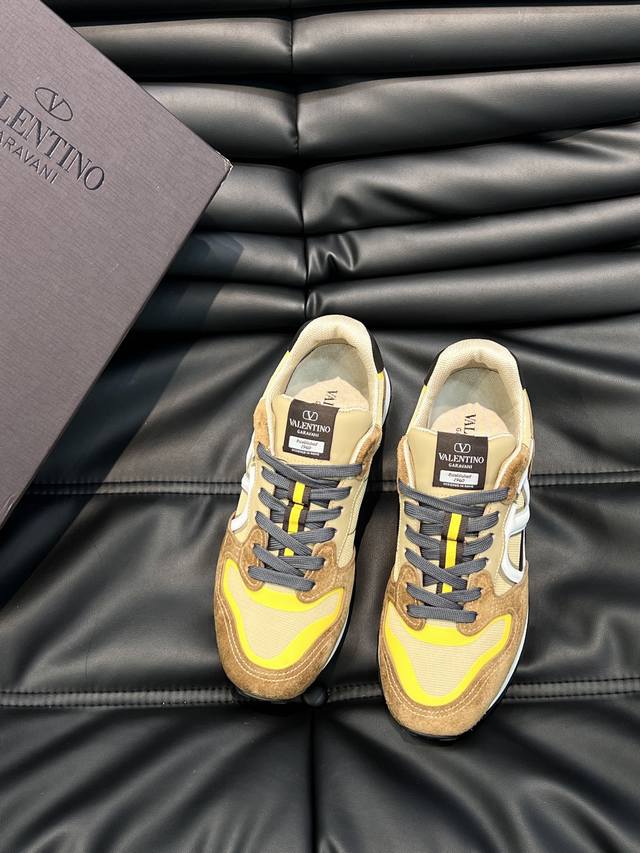 Valentin*华伦男士休闲运动鞋，采用多材质拼接，小牛皮拼接反绒牛皮、织物网眼鞋面，织物鞋舌饰有品牌徽章，后跟橡胶铆钉装饰细节，铆钉橡胶大底，防滑耐磨减震，