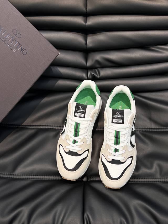 Valentin*华伦男士休闲运动鞋，采用多材质拼接，小牛皮拼接反绒牛皮、织物网眼鞋面，织物鞋舌饰有品牌徽章，后跟橡胶铆钉装饰细节，铆钉橡胶大底，防滑耐磨减震，