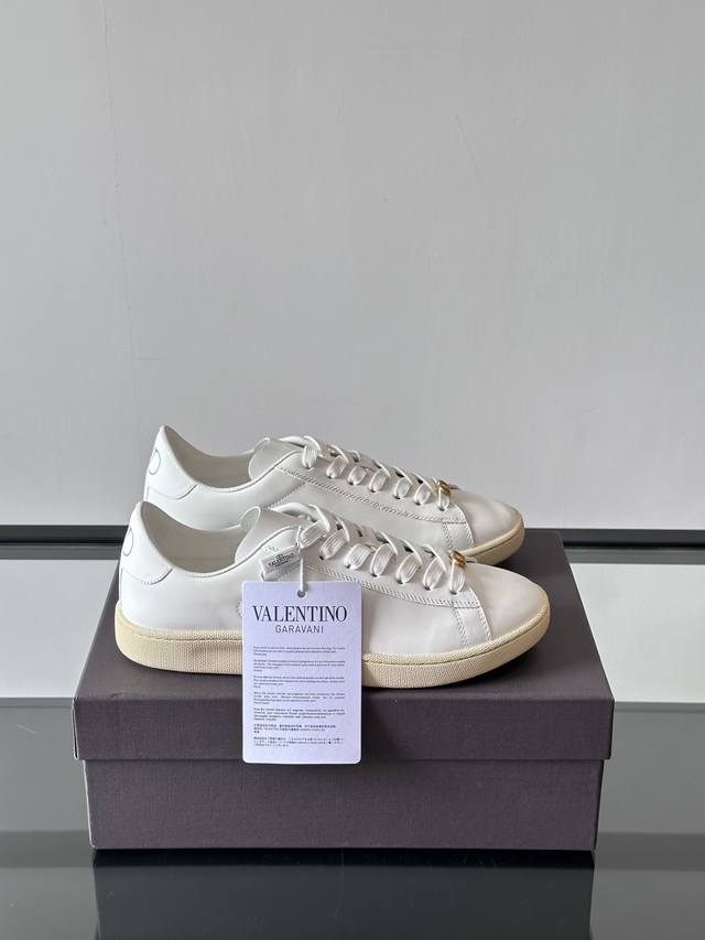 P& Valentino 2025 华伦天奴新款简约款小白鞋 四季可穿 小牛皮材质舒适透气 质感在线 这双鞋的小牛皮可以做到极致的柔软 在追求美观的同时 上脚也
