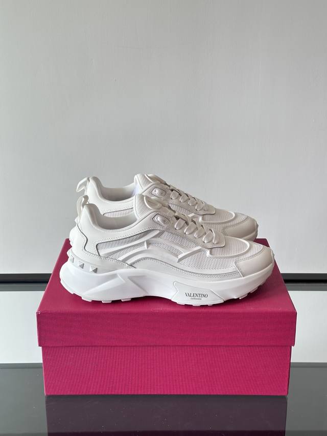 Valentin*华伦男士休闲运动鞋，采用多材质拼接，小牛皮拼接反绒牛皮、织物网眼鞋面，织物鞋舌饰有品牌徽章，后跟橡胶铆钉装饰细节，铆钉橡胶大底，防滑耐磨减震，