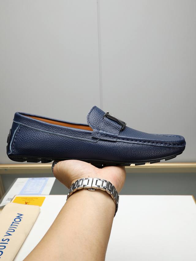 Louis Vuitton Lv官网款.豆豆鞋系列，每一步骤均紧随原厂工艺技术流程制作出货，选用皮料均是进口荔纹牛皮质感一流版型设计奢华大气，完美诠释品牌奢华风