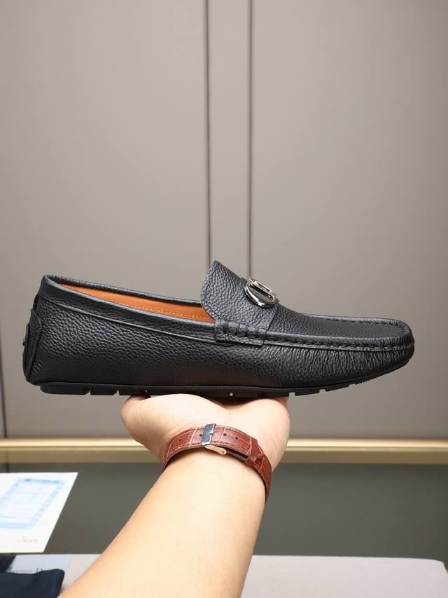 Pp 迪奥豆豆鞋魅力十足 奢华风格绅士鞋 面：进口牛皮十水染羊里，橡胶大底，底部套楦车线永不脱胶； 整对鞋时尚休闲而不失高端风范；标准38-44 45 可订做