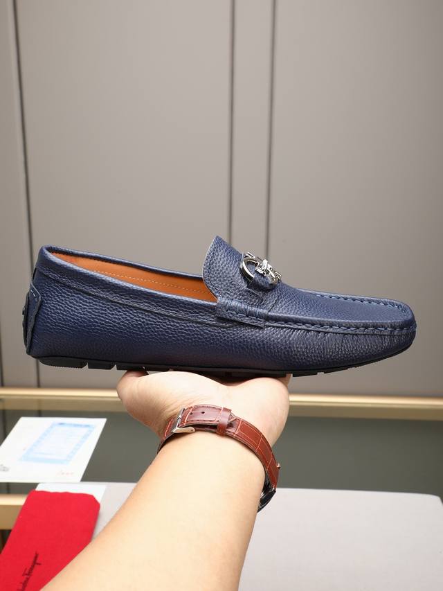 升级版超软真皮豆豆鞋长年不断货 实拍全皮爆款豆豆鞋菲拉格慕新款豆豆鞋魅力十足 奢华风格绅士鞋 面：进口牛头层软牛皮，内里吸汗皮里 。大底，超软耐磨搭上精致五金扣