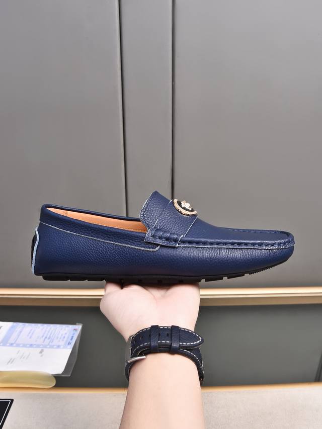 范思哲豆豆鞋面料采用进口牛皮,. 透气舒适皮里,干净利落 时尚大方....防滑耐磨橡胶品牌原板大底 奢华高档霸气 ..码数: 38–44 45 46 47定做 范思哲豆豆鞋面料采用进口牛皮,. 透气舒适皮里,干净利落 时尚大方....防滑耐磨橡胶品牌原板大底 奢华高档霸气 ..码数: 38–44 45 46 47定做