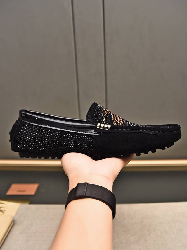 Pp 潮牌款烫钻来袭 巴宝利豆豆男鞋 豆豆鞋男士超A超潮款时尚休闲驾车便鞋豆豆鞋 进口高丝光反毛皮面料 超滑质感 吸汗透气 猪皮内里 。鞋身烫钻Logo工艺标志 Pp 潮牌款烫钻来袭 巴宝利豆豆男鞋 豆豆鞋男士超A超潮款时尚休闲驾车便鞋豆豆鞋 进口高丝光反毛皮面料 超滑质感 吸汗透气 猪皮内里 。鞋身烫钻Logo工艺标志