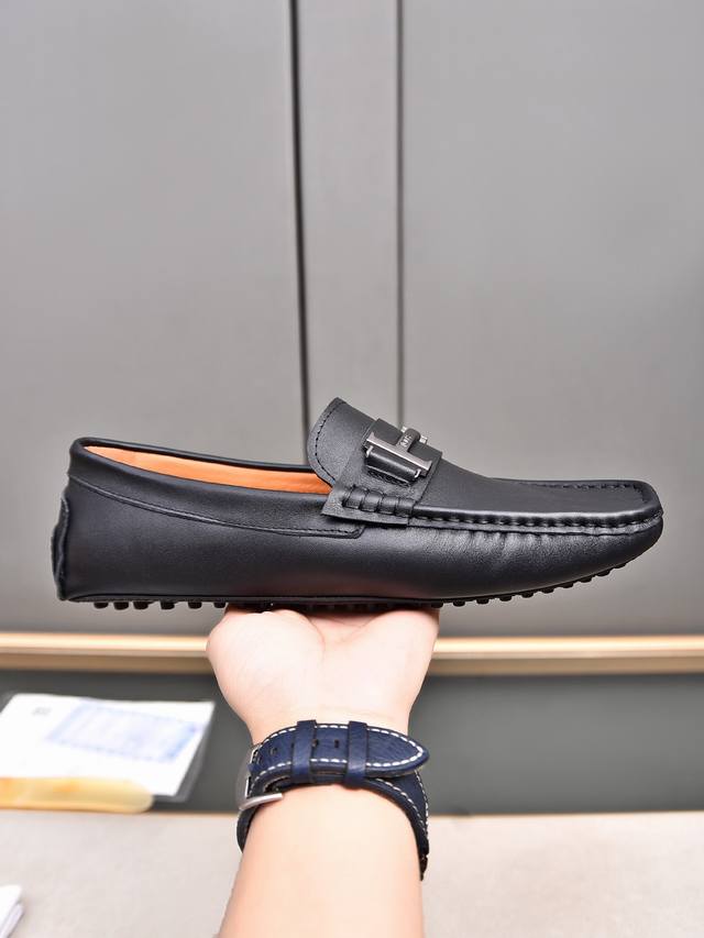 Pp 升级版超软真皮豆豆鞋长年不断货 实拍全皮爆款豆豆鞋Td,S新款豆豆鞋魅力十足 奢华风格绅士鞋 面：进口牛头层软牛皮，内里吸汗皮里 。大底，超软耐磨搭上精致