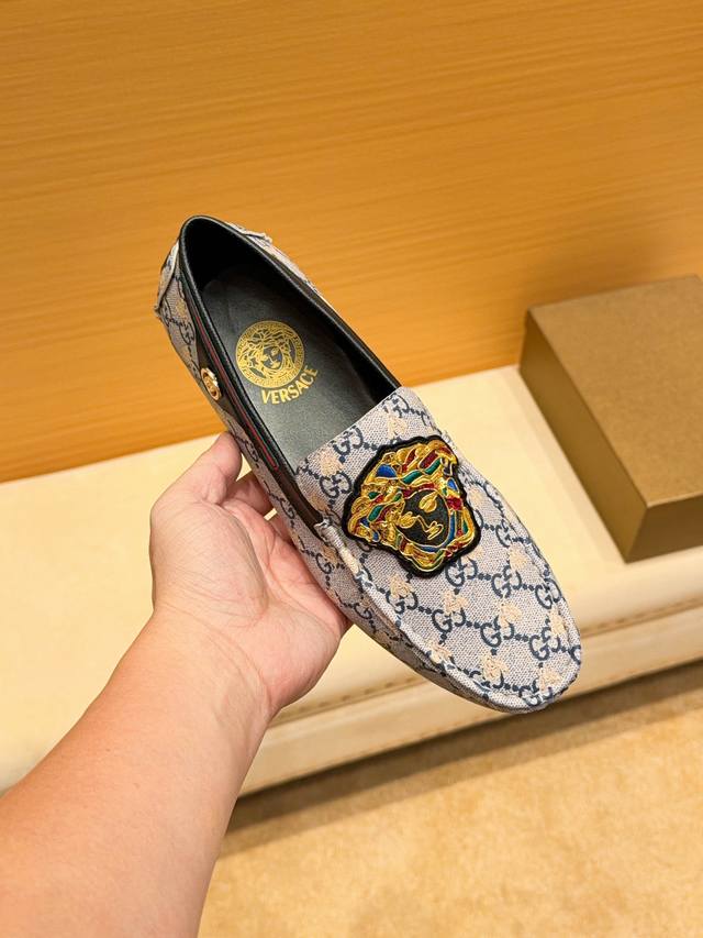 官方新款,范思哲古奇联名版,全球限量38双,官方首发,此款曾经被官方首说最牛的合作精神,巴黎街头名模爆款,官网最新款休闲商务豆豆鞋,鞋面采用原版进口头层磨砂牛皮 官方新款,范思哲古奇联名版,全球限量38双,官方首发,此款曾经被官方首说最牛的合作精神,巴黎街头名模爆款,官网最新款休闲商务豆豆鞋,鞋面采用原版进口头层磨砂牛皮