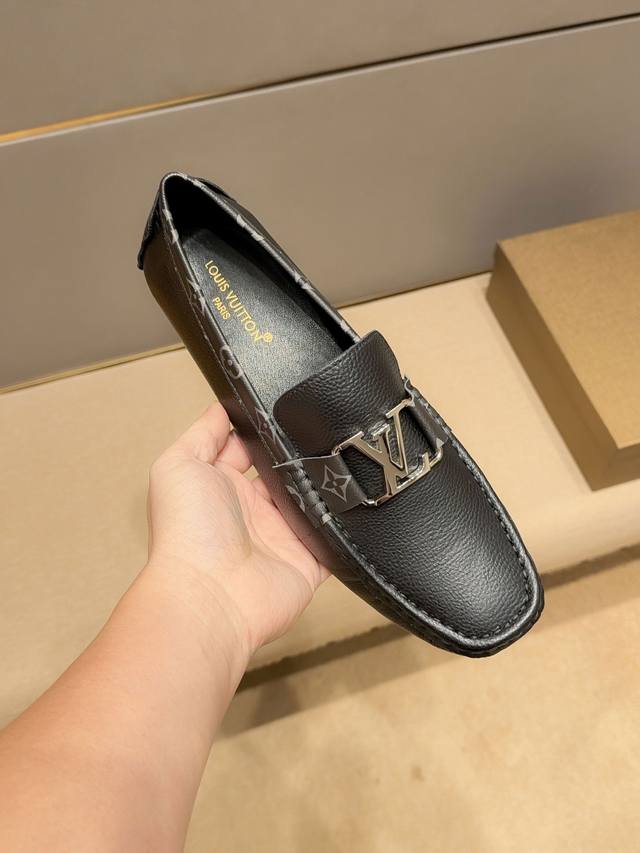 实价 ，Lv官方旗舰店最高版本新款+爆款，鞋面进口意大利头层磨砂牛皮，舒适透气牛里，原版进口耐磨橡胶底，精致优雅男士心备佳品，穿着舒适。精致简单鞋面尽显品牌低调