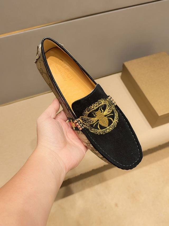 实价 ，古驰官方旗舰店最高版本新款+爆款，鞋面进口意大利头层磨砂牛皮+刺绣，舒适透气牛里，原版进口耐磨橡胶底，精致优雅男士心备佳品，穿着舒适。精致简单鞋面尽显品