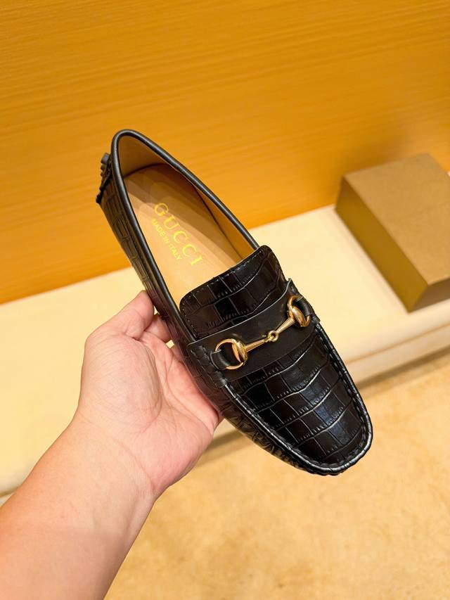 古驰官网高端爆款豆豆鞋，鞋面头层进口牛皮，头层牛里 真材实料 ，奢华高档，原版进口耐磨橡胶底， 官网出品 男士优雅心备佳品，采用精湛工艺。穿着舒适。鞋面性感女神