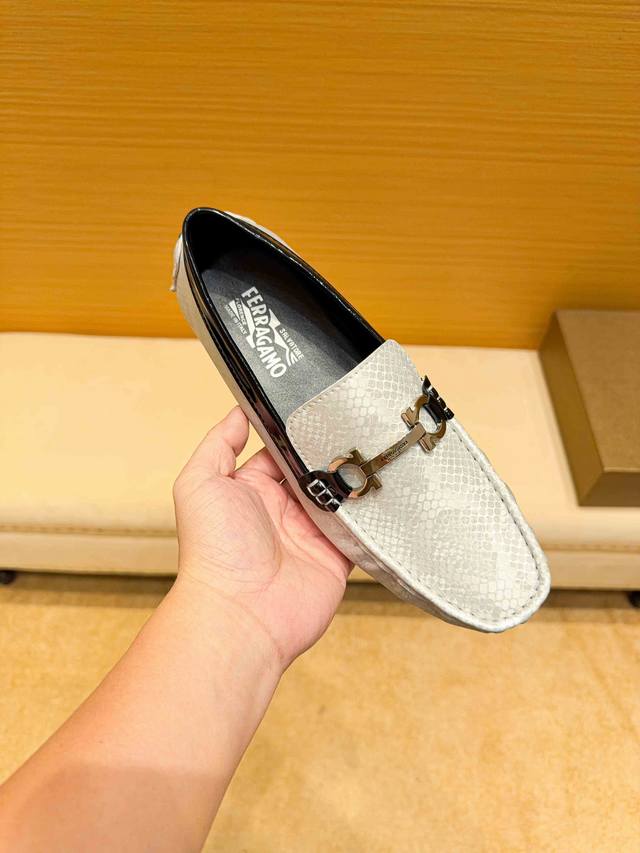 实价，牛里真材实料， 菲拉格慕 官网新款+爆款，意大利名模贵族们爆款，菲拉格慕时尚界的佼佼者，无可超越，市场高品质精品高端豆豆男鞋。明星同款，原单，采用进口原版