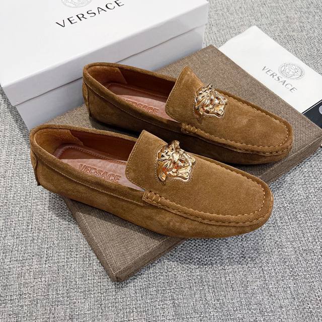 范思哲官网高端爆款豆豆鞋,鞋面头层进口头层高丝光牛皮,奢华高档,头层牛里 真材实料 ,原版进口耐磨橡胶底, 官网出品 男士优雅心备佳品,采用精湛工艺。穿着舒适。 范思哲官网高端爆款豆豆鞋,鞋面头层进口头层高丝光牛皮,奢华高档,头层牛里 真材实料 ,原版进口耐磨橡胶底, 官网出品 男士优雅心备佳品,采用精湛工艺。穿着舒适。