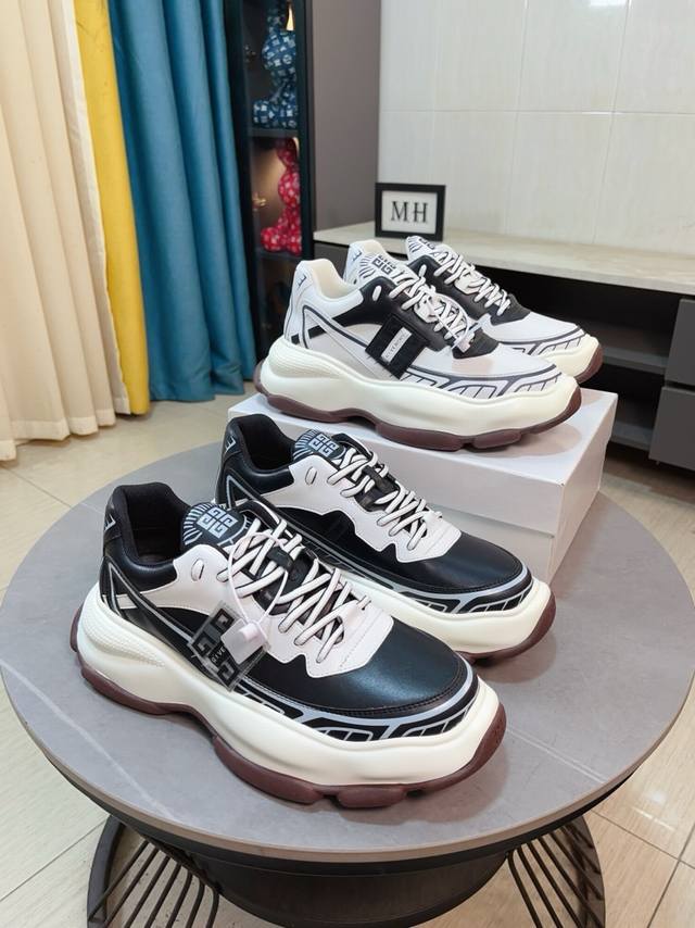 出厂价P Givenchy 纪梵希 高端版本 专柜同步发售鞋面:意大利进口品牌Logo印花布匹飞织滴胶鞋面 尽显奢华,羊皮内里加上双层组合,脚感舒适,鞋底:原厂 出厂价P Givenchy 纪梵希 高端版本 专柜同步发售鞋面:意大利进口品牌Logo印花布匹飞织滴胶鞋面 尽显奢华,羊皮内里加上双层组合,脚感舒适,鞋底:原厂