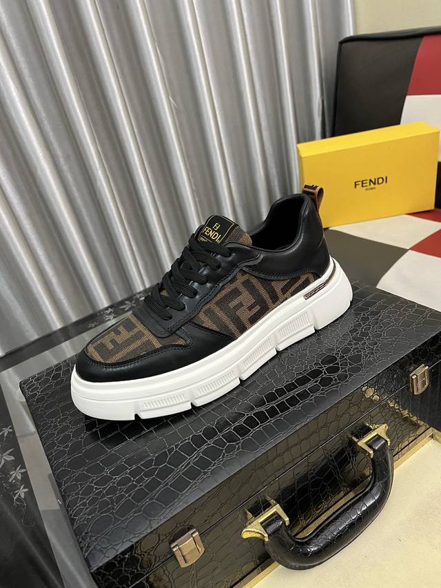 出厂价Pp： Fendi芬迪 经典最火的小怪兽款，乐福鞋休闲鞋！相较旧款更潮更抢眼，让本来就搞怪的鞋子显得更生动像刺猬一样，今年你有一只小怪兽吗？潮人必备！鞋面