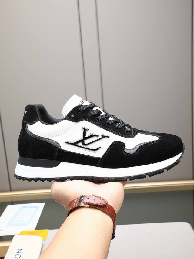 Louis Vuitton Lv Run 男士运动鞋Lv Run男士运动鞋采用牛皮接接，低调奢华。鞋舌和后跟经典Logo点缀，层次感满满。橡胶鞋底抓地力强且耐磨