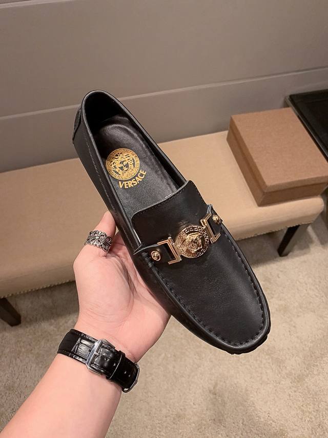 品牌范思哲，官方原版，鞋面头层进口牛皮+ 女神蛇发女妖美杜莎致命诱惑头像，男士的最爱[调皮]头层内里牛里，原版进口耐磨橡胶底， 官网出品 精致优雅男士心备佳品，